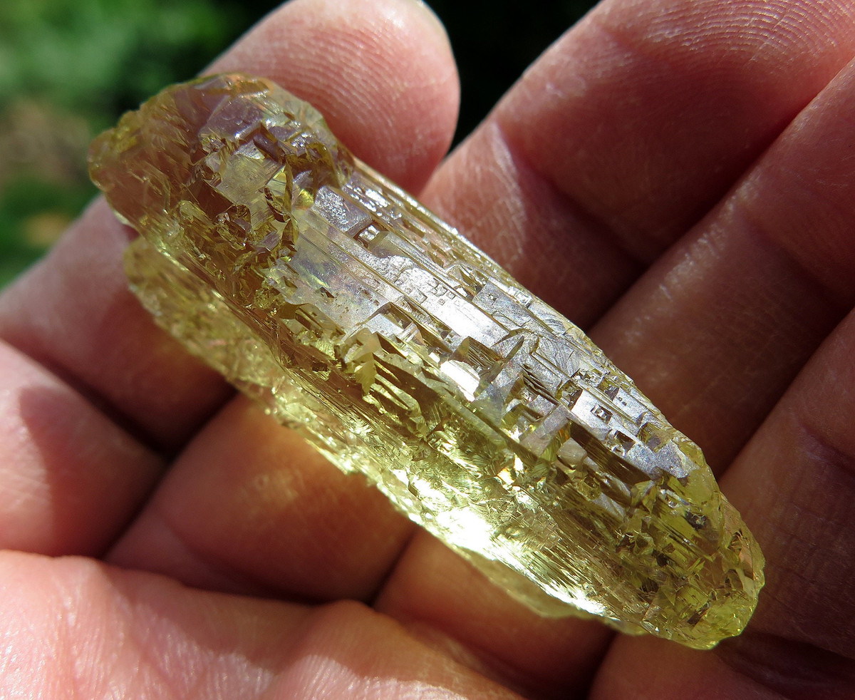  Là khoáng vật kết hợp giữa khoa học và thẩm mỹ. Heliodor vừa mang giá trị nghiên cứu về địa chất, vừa hấp dẫn bởi vẻ đẹp tự nhiên, trở thành cầu nối giữa khoa học khoáng vật và nghệ thuật chế tác đá quý. Ảnh: etsystatic.com.