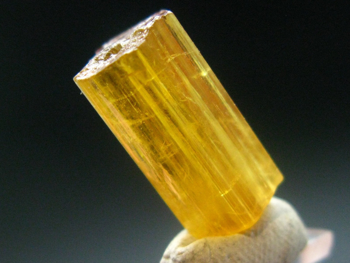  Có độ cứng cao, phù hợp chế tác trang sức. Heliodor đạt độ cứng khoảng 7,5–8 trên thang Mohs, đủ bền để được cắt mài thành nhẫn, mặt dây chuyền hay bông tai mà không quá lo trầy xước. Ảnh: etsystatic.com.