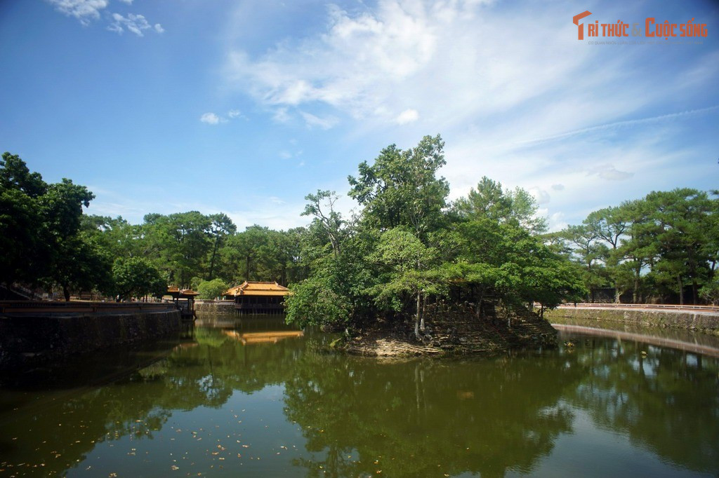 Lăng Tự Đức được xây khi vua vẫn còn sống. Lăng Tự Đức được xây dựng từ năm 1864–1867 khi nhà vua vẫn tại vị, để làm nơi vua nghỉ ngơi, làm thơ và ngắm cảnh.