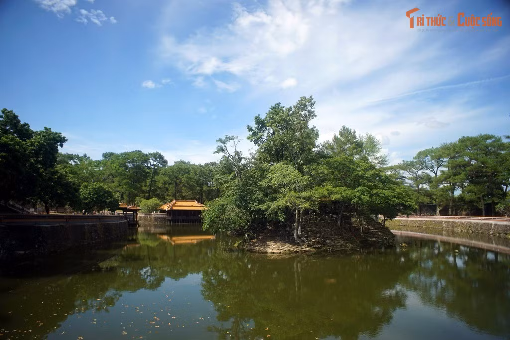 Lăng Tự Đức được xây khi vua vẫn còn sống. Lăng Tự Đức được xây dựng từ năm 1864–1867 khi nhà vua vẫn tại vị, để làm nơi vua nghỉ ngơi, làm thơ và ngắm cảnh.