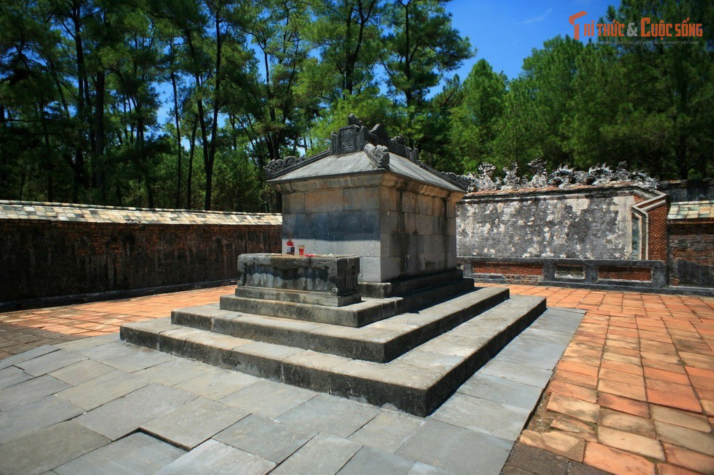 Khu lăng mộ chính vô cùng giản dị. Dù khuôn viên lớn và phong cảnh đẹp, nơi an táng lại rất đơn giản, thể hiện phần nào tâm trạng u uẩn của nhà vua lúc cuối đời.