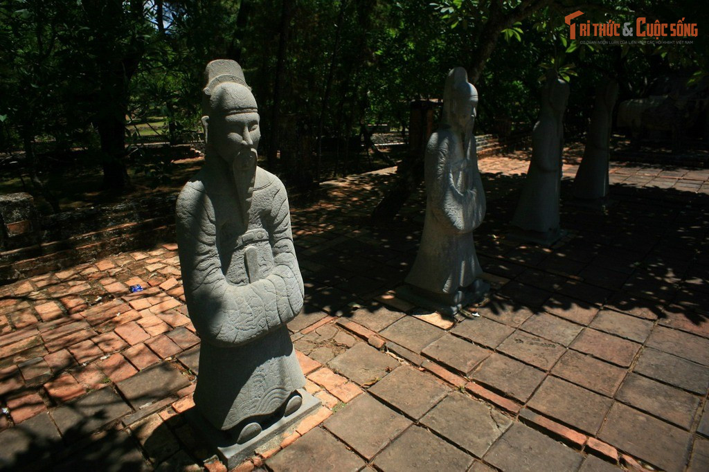 Dàn tượng quan viên văn võ nhỏ hơn bình thường. Khác với các lăng khác của triều Nguyễn, tượng quan binh ở lăng Tự Đức có kích thước nhỏ hơn người thật, mang dáng vẻ thanh nhã.