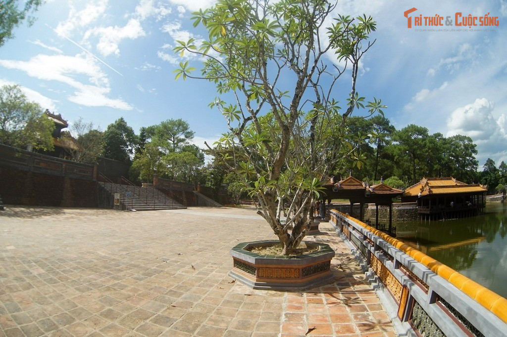 Khuôn viên lăng rộng hơn 12 hecta. Quy mô đồ sộ khiến lăng giống một công viên xanh mát với hồ nước, rừng cây, đảo nhỏ và nhiều công trình thư phòng, đình tạ.