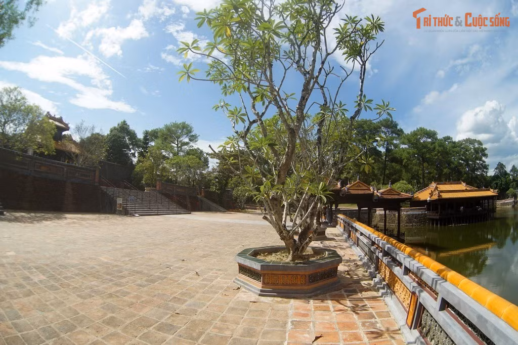 Khuôn viên lăng rộng hơn 12 hecta. Quy mô đồ sộ khiến lăng giống một công viên xanh mát với hồ nước, rừng cây, đảo nhỏ và nhiều công trình thư phòng, đình tạ.