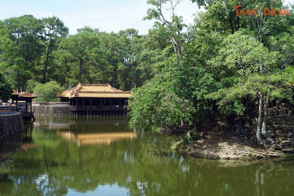 Hồ Lưu Khiêm và đảo Tịnh Khiêm tạo cảnh quan độc đáo. Hồ lớn trước lăng phản chiếu bóng cây, giữa hồ có đảo nhỏ nối với bờ bằng chiếc cầu đá tuyệt đẹp vốn được vua nhiều lần nhắc đến trong thơ.