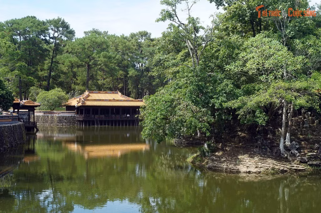 Hồ Lưu Khiêm và đảo Tịnh Khiêm tạo cảnh quan độc đáo. Hồ lớn trước lăng phản chiếu bóng cây, giữa hồ có đảo nhỏ nối với bờ bằng chiếc cầu đá tuyệt đẹp vốn được vua nhiều lần nhắc đến trong thơ.