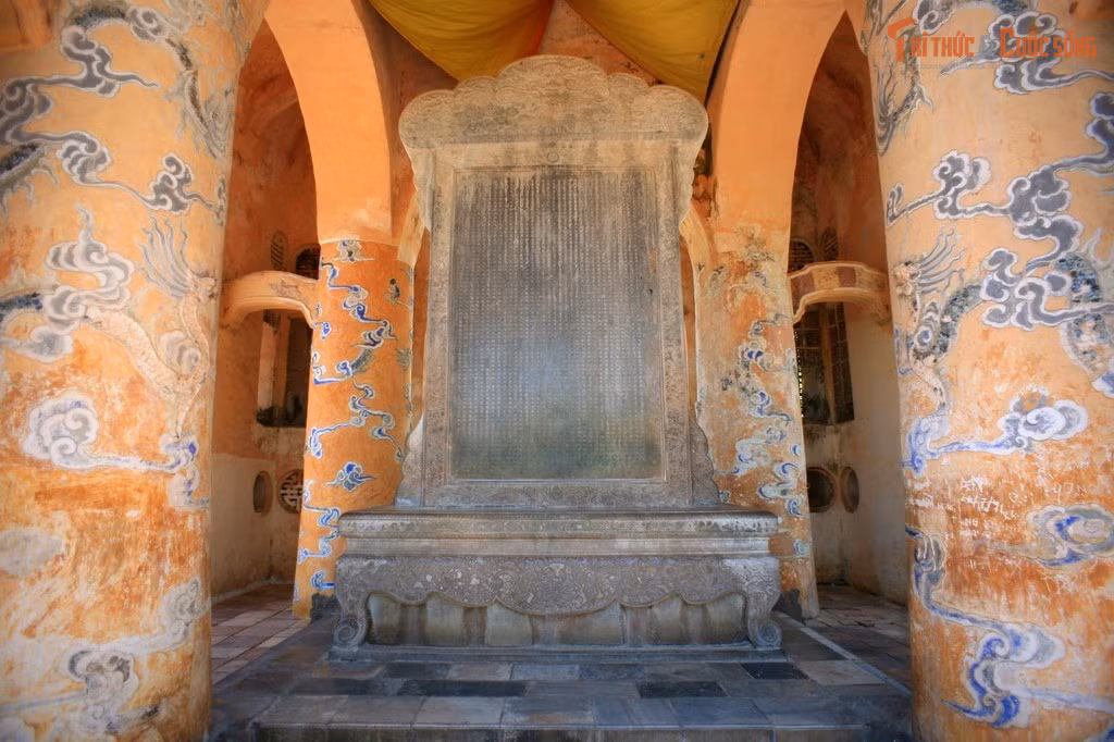 Bia “Khiêm Cung Ký” do chính vua viết. Nhà bia của lăng Tự Đức đặt tấm bia đá nặng hàng tấn ghi lại những lời tự kiểm điểm và tâm sự của vua, được xem là một trong những văn bia đặc biệt nhất Việt Nam.