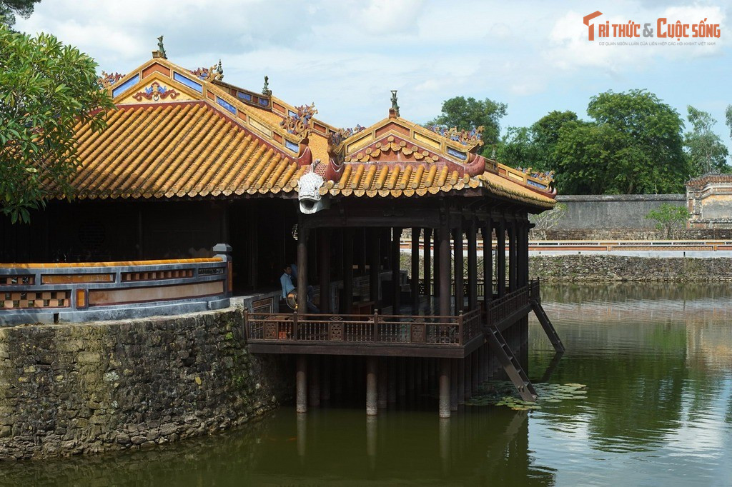 Nhiều công trình được xây dựng để làm nơi sinh hoạt văn chương. Vì đam mê văn chương, vua Tự Đức cho xây nhiều công trình như Xung Khiêm Tạ, Dũ Khiêm Tạ để làm nơi ngâm thơ, thưởng nguyệt.