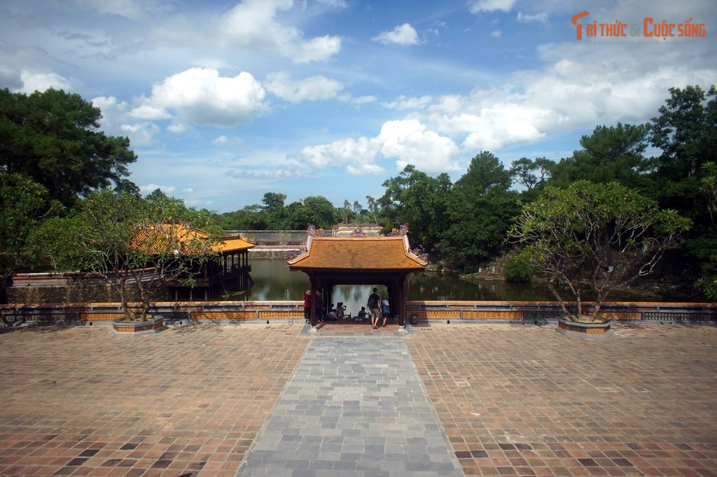 Kiến trúc lăng mang dáng vẻ thanh thoát, không phô trương. So với nhiều lăng tẩm khác, lăng Tự Đức ưu tiên vẻ đẹp uyển chuyển, hài hòa với thiên nhiên thay vì bề thế hay cầu kỳ, tinh xảo.