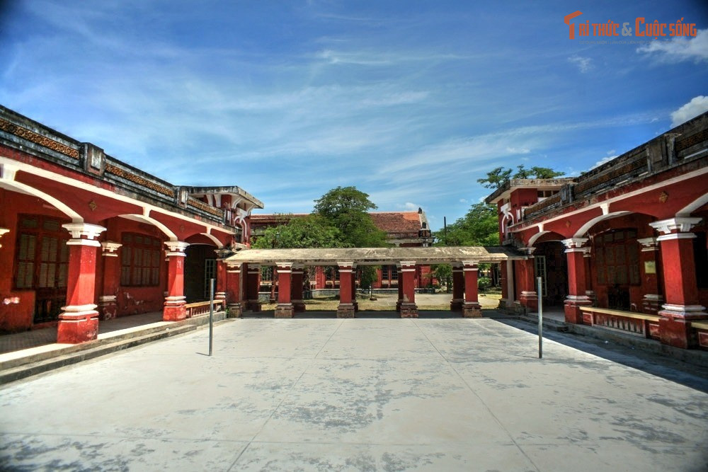 Giữ nhiều kỷ lục tại “Đường lên đỉnh Olympia”. Đây là ngôi trường có số lượng thí sinh vào vòng chung kết và đoạt vòng nguyệt quế nhiều bậc nhất trong chương trình “Đường lên đỉnh Olympia” — cuộc thi trí tuệ học đường hàng đầu Việt Nam.