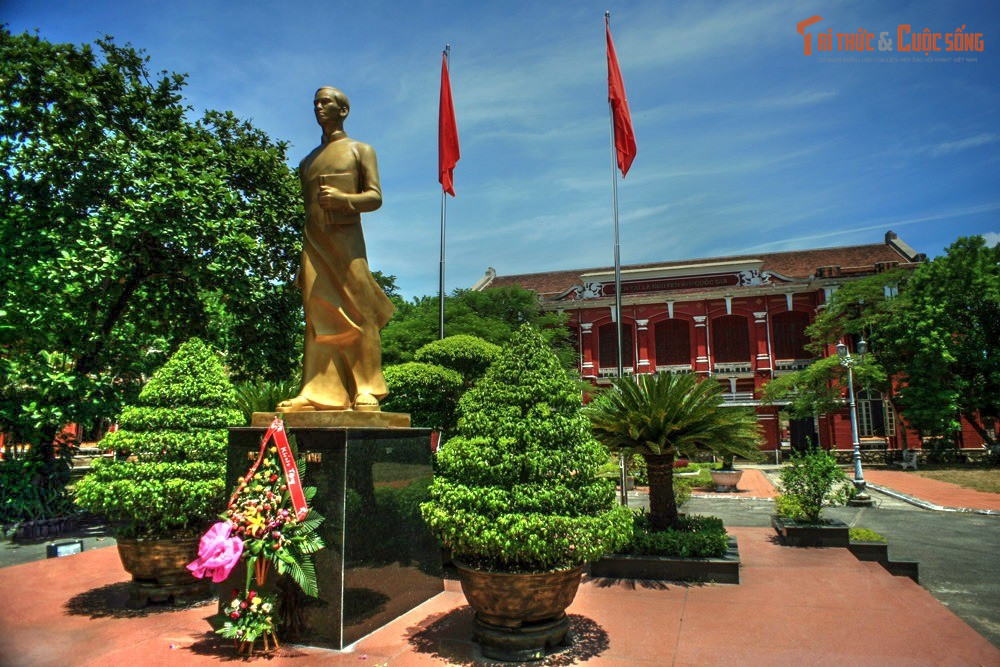 Nơi ươm mầm nhiều lãnh đạo và danh nhân. Quốc học Huế là nơi học tập của nhiều nhân vật lịch sử nổi tiếng như Chủ tịch Hồ Chí Minh, Đại tướng Võ Nguyên Giáp và Thủ tướng Phạm Văn Đồng, cùng nhiều nhà thơ, nhà khoa học và nghệ sĩ.