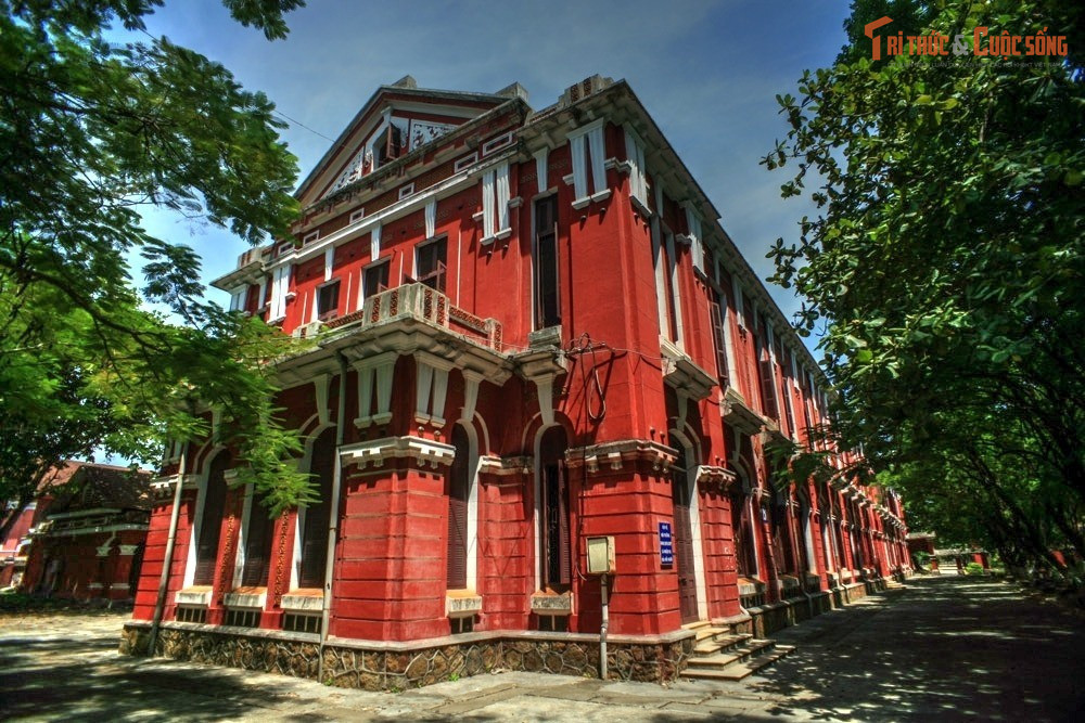 Tên gọi thay đổi theo từng giai đoạn lịch sử. Qua các thời kỳ, trường từng mang nhiều tên khác nhau như École Primaire Supérieur, Lycée Khải Định hay trường trung học mang tên Ngô Đình Diệm trước khi quay về tên Quốc học từ năm 1956.