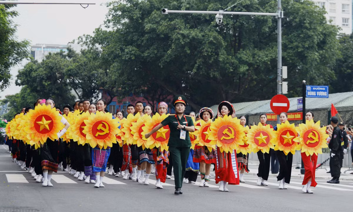 Lực lượng đứng làm nền gồm Tiêu binh Lễ đài và 29 khối đứng (18 khối lực lượng vũ trang đứng đối diện khán đài A; 11 khối quần chúng đứng hai bên các khối lực lượng vũ trang; Lực lượng xếp hình, xếp chữ.