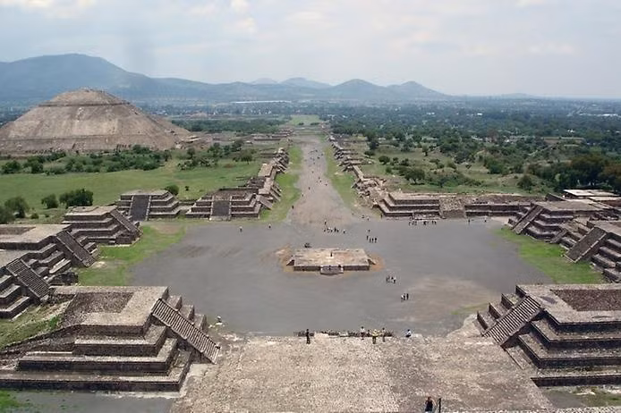  Tên gọi mang ý nghĩa “nơi các vị thần được sinh ra”. Teōtīhuacān là tên do người Aztec đặt nhiều thế kỷ sau khi thành phố bị bỏ hoang, phản ánh niềm tin rằng đây là nơi các vị thần đã tạo ra mặt trời và mặt trăng. Ảnh: Pinterest.