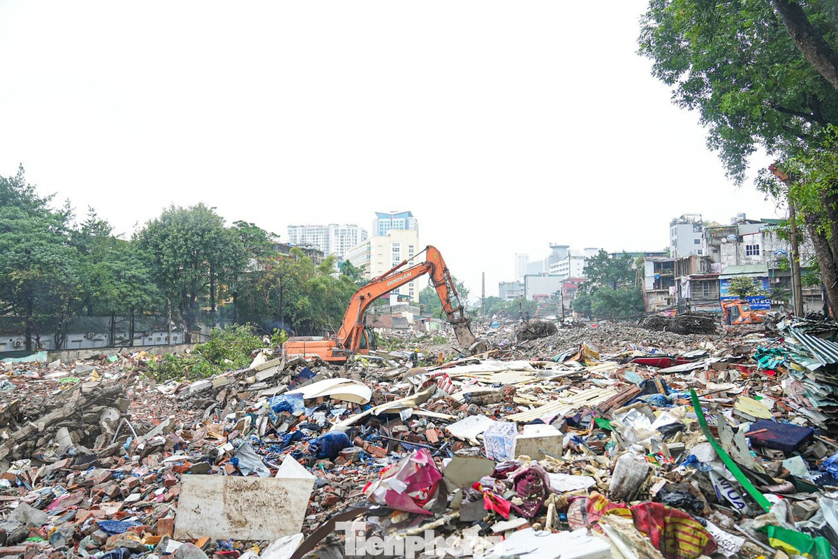 Mặt bằng khổng lồ xuất hiện sau khi san lấp.