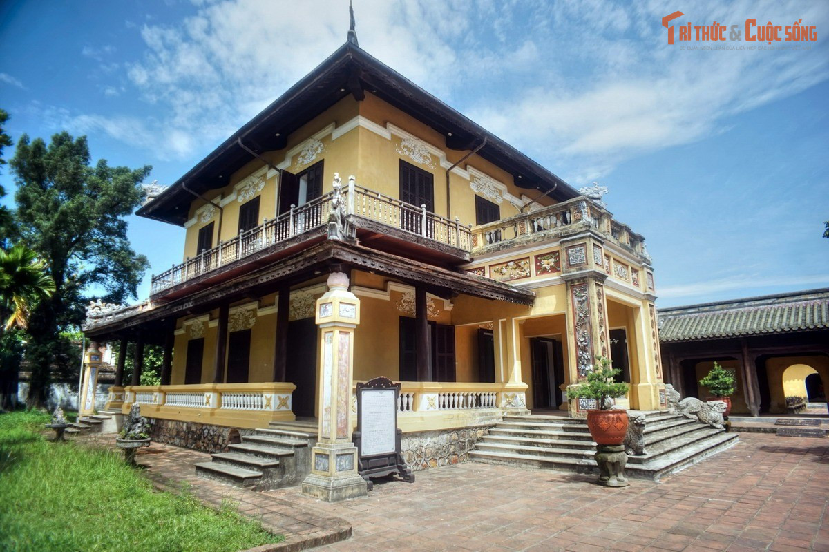Lầu Tịnh Minh mang đường nét phương Tây. Công trình này được xây vào năm 1927 với kiến trúc mang cấu trúc hiện đại phương Tây kết hợp các họa tiết Việt truyền thống, cho thấy sự tiếp biến văn hóa trong kiến trúc cung đình cuối thời Nguyễn.