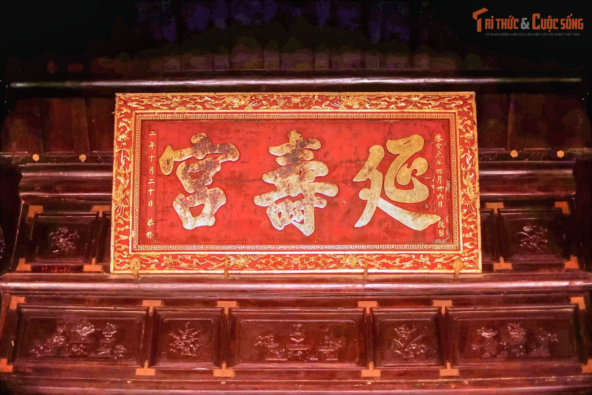 Tấm hoành phi sơn son thếp vàng quý giá. Tấm hoành phi ghi ba chữ “Cung Diên Thọ” là hiện vật quý, được giữ gìn qua nhiều thời kỳ cho đến ngày nay, biểu tượng của quyền lực và danh dự hoàng gia.