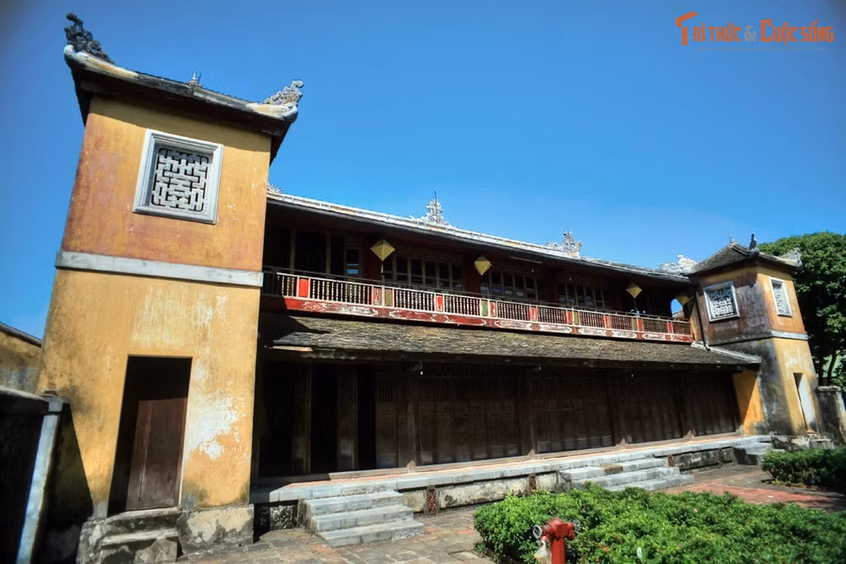 Có nhiều công trình phụ cận độc đáo. Bên cạnh điện chính, cung Diên Thọ còn có Trường Du Tạ, Khương Ninh Các, lầu Tịnh Minh, nhà Tả Trà và điện Thọ Ninh tạo nên một hệ thống kiến trúc đa dạng và đầy tính nghệ thuật.