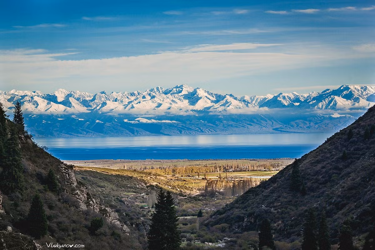  Được bao quanh bởi dãy Tien Shan hùng vĩ. Cảnh quan hồ vừa có những đỉnh núi tuyết phủ bao quanh, vừa có những bãi cát vàng tuyệt đẹp. Ảnh: Pinterest.