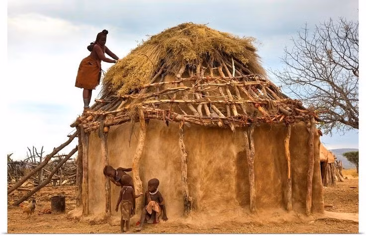  Lối sống ít thay đổi trước hiện đại hóa. Dù tiếp xúc với thế giới bên ngoài, nhiều cộng đồng Himba vẫn giữ nhà đất truyền thống, trang phục cổ và phương thức sinh hoạt lâu đời, tạo nên hình ảnh hiếm hoi của xã hội tiền công nghiệp còn tồn tại. Ảnh: Pinterest.