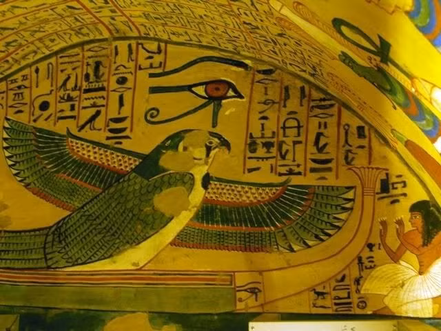  Ông được tôn thờ từ thời tiền triều đại. Horus là một trong những vị thần cổ nhất Ai Cập. Ảnh: Pinterest.