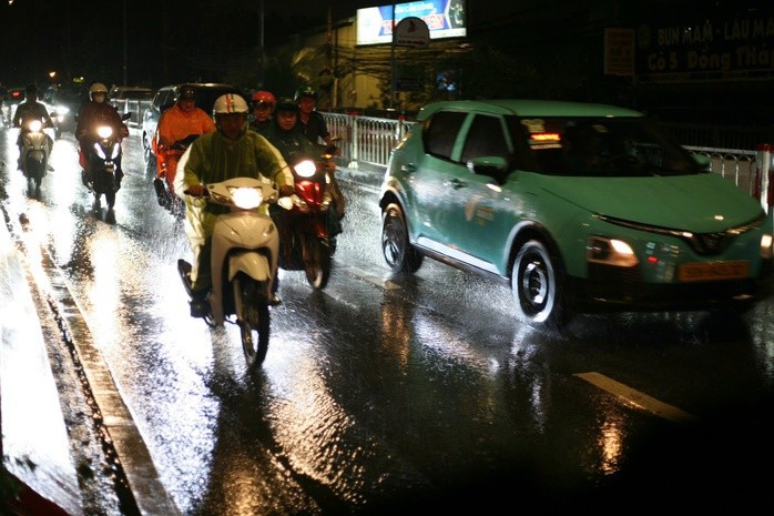 Người dân di chuyển trong cơn mưa đêm dai dẳng.