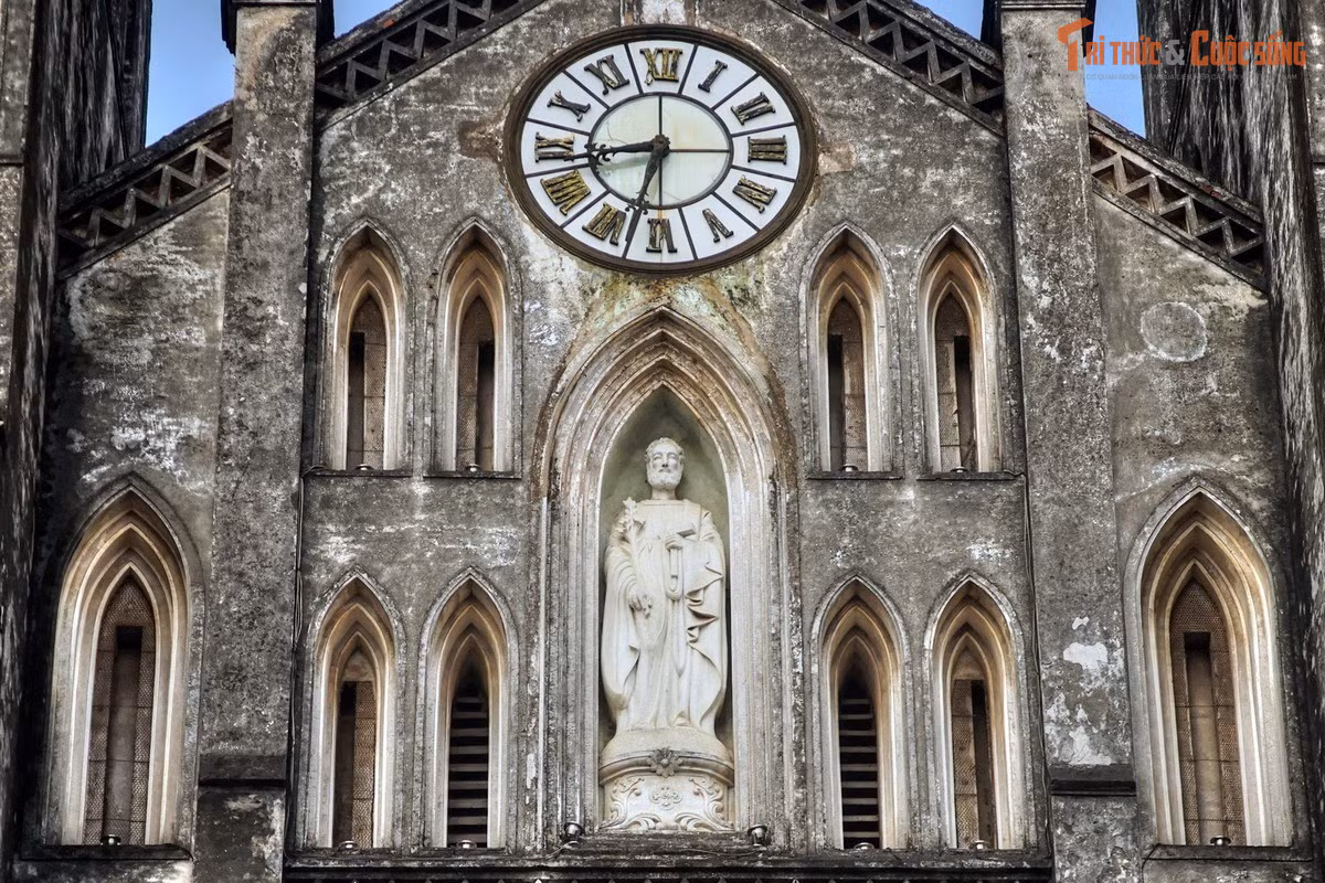 Chuông nhà thờ từng là âm thanh quen thuộc của Hà Nội xưa. Tiếng chuông Nhà thờ Lớn vang lên mỗi ngày không chỉ phục vụ nghi lễ tôn giáo mà còn trở thành “mốc thời gian” trong đời sống đô thị xưa.