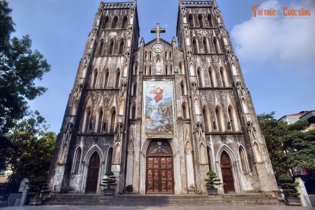 Là một trong những công trình Công giáo sớm nhất ở miền Bắc. Nhà thờ được khởi công năm 1884 và hoàn thành năm 1886, đánh dấu bước mở rộng mạnh mẽ của Công giáo tại Hà Nội thời Pháp thuộc.