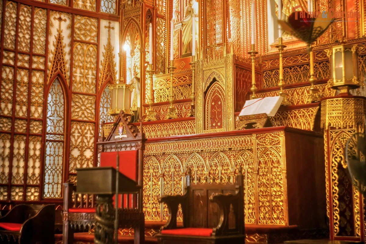 Nội thất mang sự pha trộn Đông – Tây tinh tế. Bên cạnh bố cục Gothic, bàn thờ và các chi tiết trang trí bằng gỗ sơn son thếp vàng mang một số dấu ấn mỹ thuật truyền thống Việt Nam.