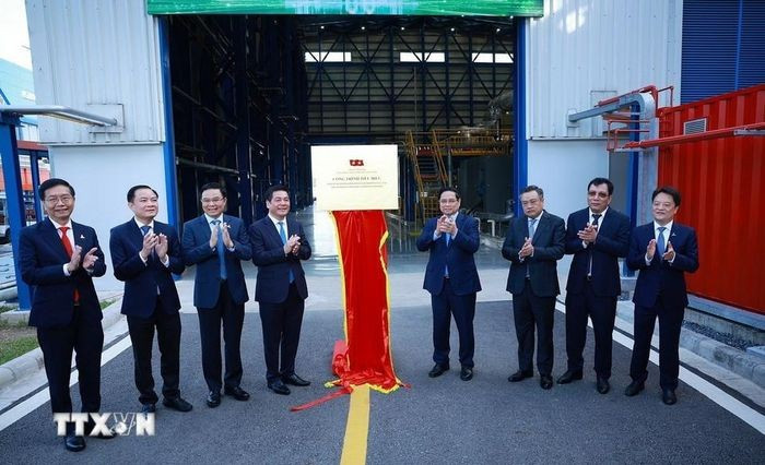 Thủ tướng Phạm Minh Chính và các đại biểu dự Lễ khánh thành Nhà máy Điện khí LNG Nhơn Trạch 3 và 4 và thực hiện nghi thức gắn biển Công trình chào mừng Đại hội XIV của Đảng. (Ảnh: Dương Giang/TTXVN)