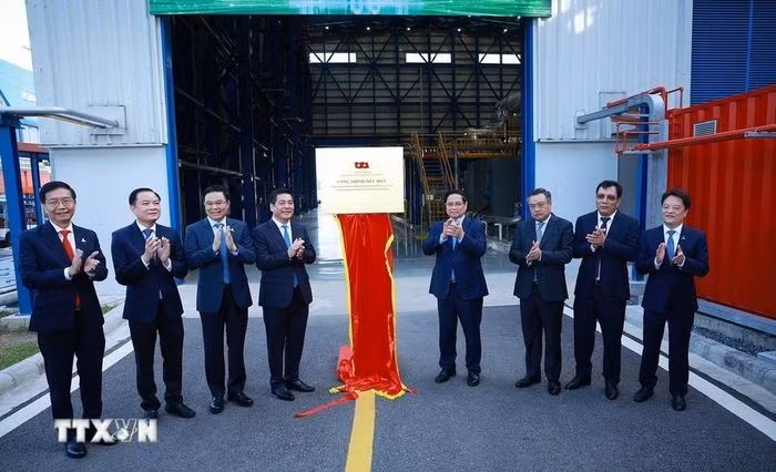 Thủ tướng Phạm Minh Chính và các đại biểu dự Lễ khánh thành Nhà máy Điện khí LNG Nhơn Trạch 3 và 4 và thực hiện nghi thức gắn biển Công trình chào mừng Đại hội XIV của Đảng. (Ảnh: Dương Giang/TTXVN)