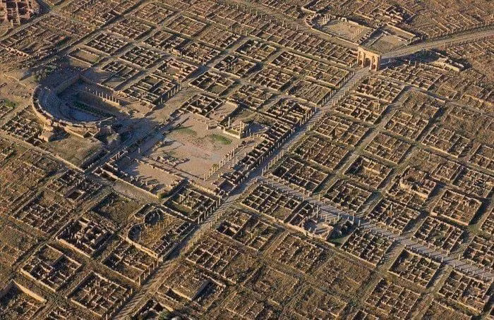  Di sản thế giới được UNESCO công nhận. Năm 1982, Timgad được UNESCO ghi danh Di sản Thế giới, không chỉ vì giá trị kiến trúc mà còn bởi vai trò quan trọng trong việc hiểu rõ quá trình La Mã hóa Bắc Phi cổ đại. Ảnh: Pinterest.