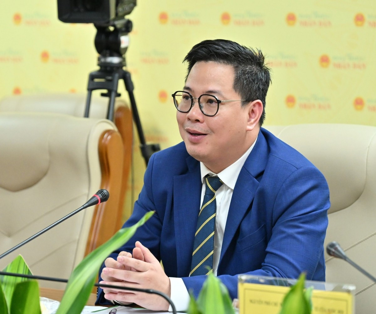 PGS.TS Trần Thành Nam ấn tượng với các thông tin về ứng cử viên đi kèm với chương trình hành động. Ảnh BTC