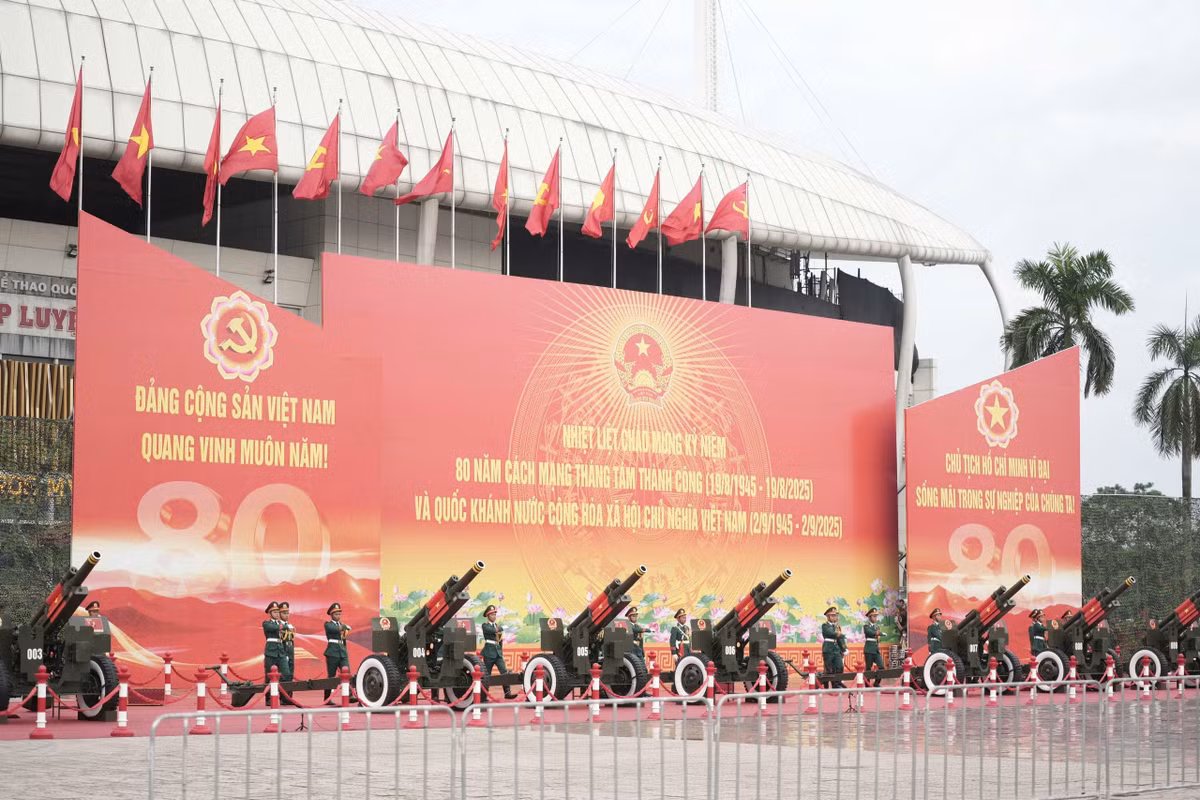 Các chiến sĩ bước vào vị trí, chuẩn bị điểm hỏa.