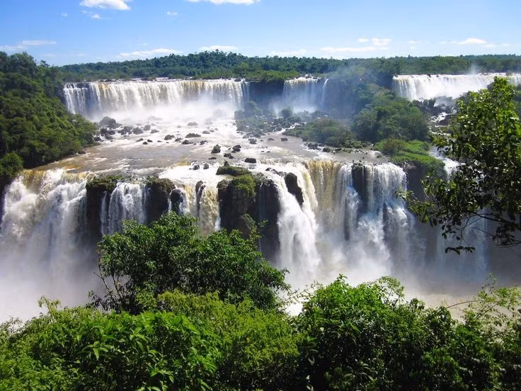 Truyền thuyết tình yêu bi thương. Theo truyền thuyết, thác Iguazu ra đời từ câu chuyện tình đau khổ của một nữ thổ dân và vị thần ghen tuông. Ảnh: Pinterest.