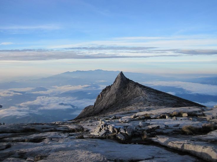  Núi Kinabalu có ý nghĩa tâm linh với người bản địa. Người Kadazan-Dusun tin rằng đỉnh núi là nơi linh hồn tổ tiên cư ngụ, vì vậy Kinabalu không chỉ là thắng cảnh mà còn là không gian thiêng trong tín ngưỡng địa phương. Ảnh: Pinterest.