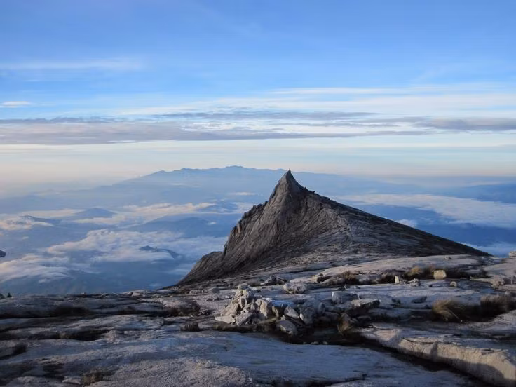 Núi Kinabalu có ý nghĩa tâm linh với người bản địa. Người Kadazan-Dusun tin rằng đỉnh núi là nơi linh hồn tổ tiên cư ngụ, vì vậy Kinabalu không chỉ là thắng cảnh mà còn là không gian thiêng trong tín ngưỡng địa phương. Ảnh: Pinterest.