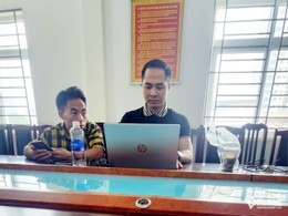 Nạn nhân làm việc với cơ quan công an vào sáng 16/6. Ảnh: Tiến Dũng