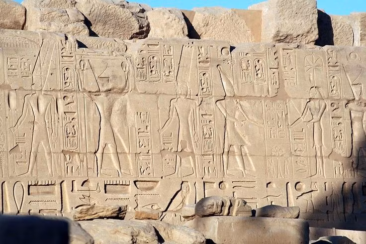  Các bức tường đầy chữ tượng hình kể lại lịch sử. Các văn tự này mô tả chiến thắng quân sự, tế lễ, và công đức của các pharaon. Ảnh: Pinterest.