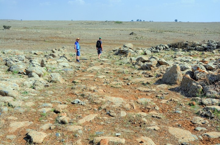  Có sự liên hệ với hiện tượng thiên văn. Một số lối đi trong cấu trúc được cho là thẳng hàng với điểm mặt trời mọc vào ngày hạ chí. Ảnh: biblewalks.com.