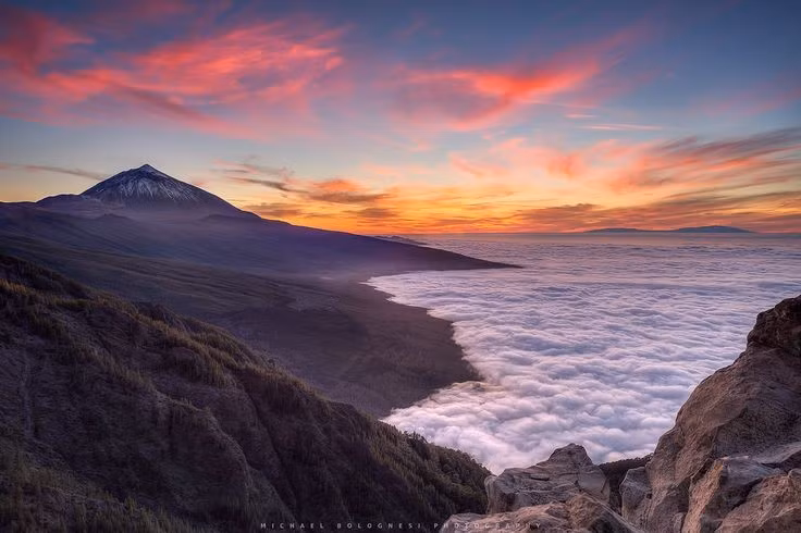  Nơi có ngọn núi cao nhất Tây Ban Nha, nằm giữa Đại Tây Dương. Núi Teide là trung tâm của Vườn quốc gia Teide, cao 3.715 m so với mực nước biển, là đỉnh núi cao nhất Tây Ban Nha và cũng là ngọn núi lửa nổi cao thứ ba thế giới nếu tính từ đáy đại dương. Ảnh: Pinterest.