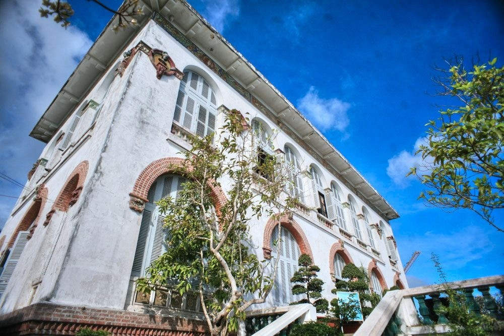 Tên gốc của Bạch Dinh là Villa Blanche. Villa Blanche trong tiếng Pháp có nghĩa là “Biệt thự Trắng”, xuất phát từ màu sơn chủ đạo của toàn bộ tòa nhà.