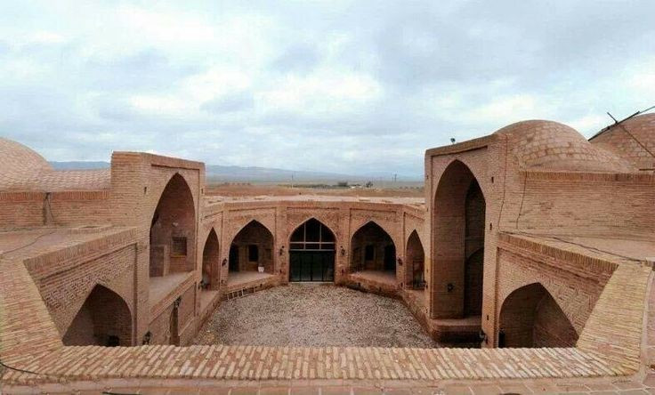  Sân trung tâm dành cho lạc đà và hàng hóa. Ở giữa caravanserai thường là một khoảng sân lớn nơi các đoàn lạc đà có thể nghỉ ngơi và dỡ hàng. Xung quanh sân là các phòng nhỏ cho thương nhân, kho chứa hàng, chuồng động vật và đôi khi cả khu bếp hoặc giếng nước phục vụ khách lữ hành. Ảnh: Pinterest.
