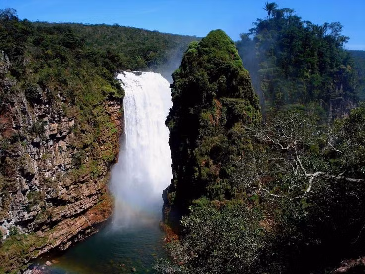  Thác nước hùng vĩ giữa rừng sâu. Nơi đây nổi tiếng với những thác nước lớn như thác Arcoiris, đổ xuống từ các vách đá cao, tạo nên khung cảnh ngoạn mục giữa thiên nhiên hoang dã. Ảnh: Pinterest.