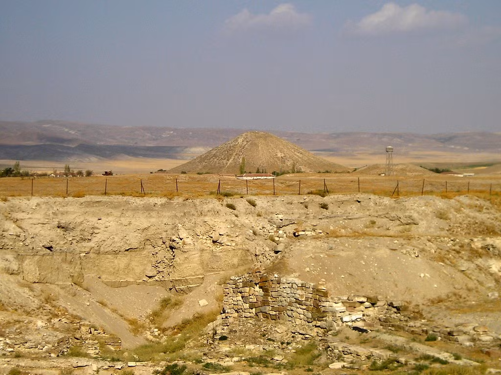 Gắn liền với truyền thuyết “nút thắt Gordian”. Gordion nổi tiếng với câu chuyện về nút thắt Gordian – một nút dây phức tạp mà lời tiên tri nói rằng ai tháo được sẽ thống trị châu Á. Alexander Đại đế được cho là đã “giải” nút thắt bằng cách chém đứt nó, tạo nên một biểu tượng cho cách giải quyết táo bạo. Ảnh: Flickr.