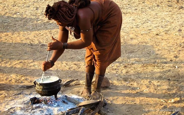  Đối mặt nhiều thách thức đương đại. Người Himba hiện chịu áp lực từ biến đổi khí hậu, dự án phát triển và du lịch đại trà, đặt ra câu hỏi về việc cân bằng giữa bảo tồn văn hóa và thích nghi với thế giới hiện đại. Ảnh: Pinterest.