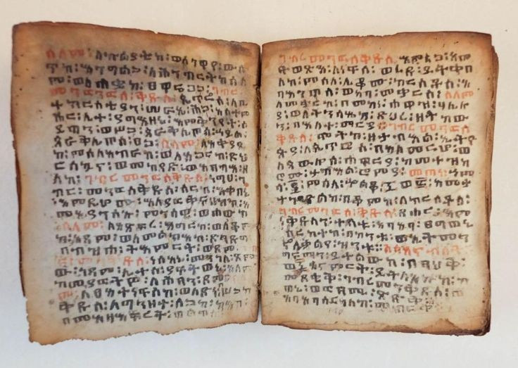  3. Nội dung phong phú, bao gồm cả thần học lẫn phép thuật. Nhiều bản thảo chứa lời cầu nguyện, kinh kệ, bùa chú, thuật trừ tà và các công thức y học dân gian. Ảnh: Pinterest.