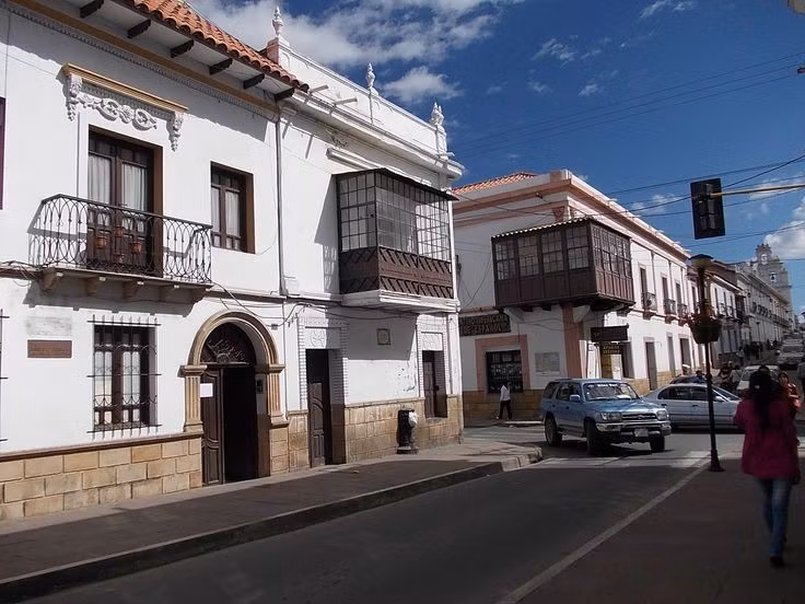  Là một trung tâm giáo dục lâu đời. Sucre là nơi đặt Đại học San Francisco Xavier, một trong những trường đại học lâu đời nhất châu Mỹ, được thành lập năm 1624. Trường này từng đóng vai trò quan trọng trong việc truyền bá tư tưởng khai sáng và phong trào độc lập ở khu vực Andes. Ảnh: Pinterest.