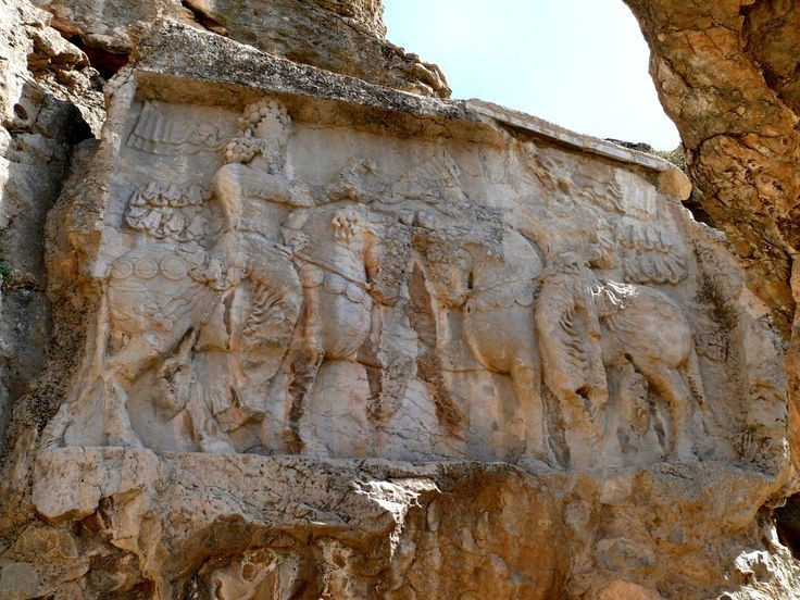  Có các phù điêu hoành tráng. Trên vách đá khắc cảnh đăng quang, chinh chiến và tôn giáo, thể hiện quyền uy hoàng đế. Ảnh: Pinterest.