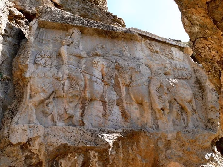  Có các phù điêu hoành tráng. Trên vách đá khắc cảnh đăng quang, chinh chiến và tôn giáo, thể hiện quyền uy hoàng đế. Ảnh: Pinterest.